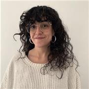 Soy una persona muy resolutiva y creativa, utilizo material hecho por mi centrado en los centros de interés del alumnado